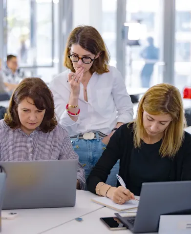 finance-accessible-legitime Un groupe de personnes pendant un cours - emlyon business school