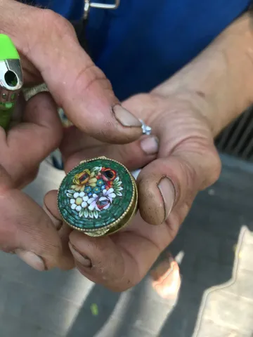 the-organization-of-illegal-marketplaces The hands of a man showing a precious object