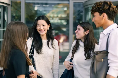 Des étudiants d'emlyon business school  devant l'entrée du campus de Lyon