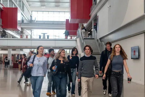 Des étudiants dans le campus de Lyon d'emlyon business school