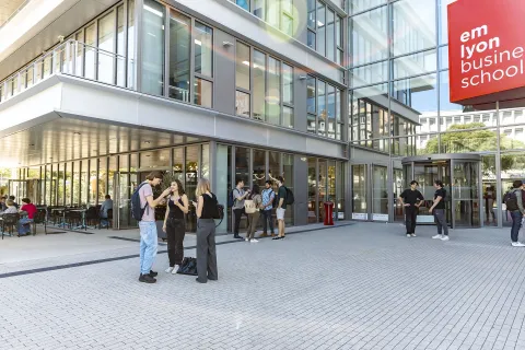 L'entrée Jean Jaurès du campus de Lyon - emlyon business school