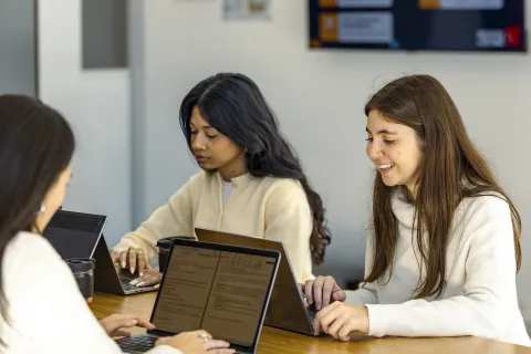 Des étudiantes et étudiants dans le cœur battant d'emlyon business school