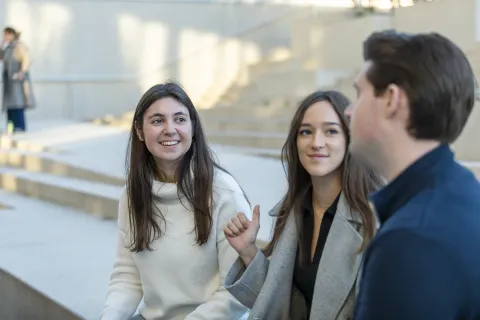 Des étudiants et étudiantes dans le jardin d'emlyon business school