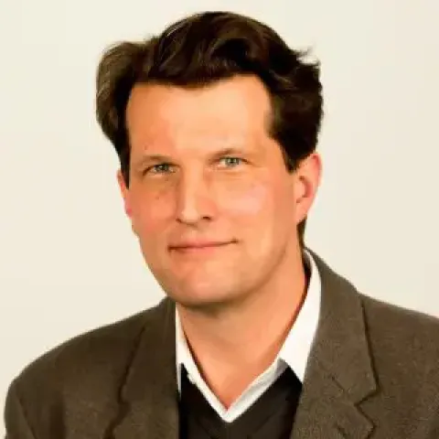 Prof. Lorenz Schneider - emlyon business school