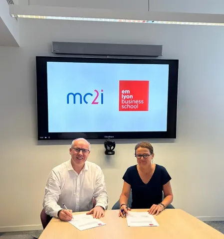 Partnership signing in Lyon between emlyon and MC2i  