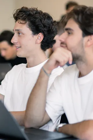 Étudiants participant à un cours de finance et suivant une présentation dans une salle de classe à emlyon business school.