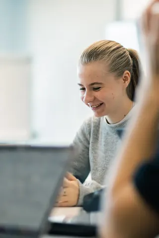 Étudiants du programme BBA et PGE échangeant lors d’un travail collaboratif en école de management.