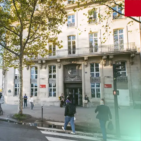 Vue extérieure du campus de Paris d’emlyon business school situé au cœur d’un environnement urbain. Afficher plus de lignes