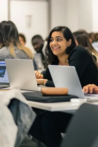 Étudiants du Programme Grande École participant à un travail d’équipe en salle de cours à emlyon business school.