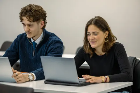 Étudiants utilisant des ordinateurs portables pendant un cours à emlyon Business School, dans un environnement d’apprentissage collaboratif.