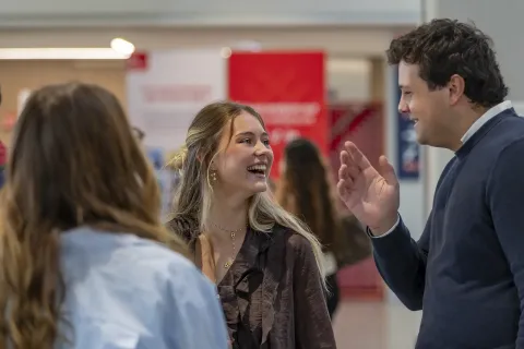 Étudiants échangeant lors d’un événement sur le campus d’emlyon tech school, favorisant les rencontres, le réseautage et la vie étudiante.