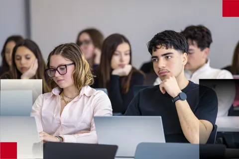 Étudiants participant à un cours et utilisant des outils numériques dans un environnement d’apprentissage innovant. Afficher plus de lignes