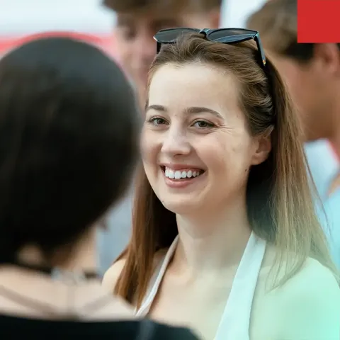 Étudiant participant à un événement de vie étudiante et à la communauté du campus. Afficher plus de lignes