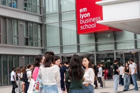 Students in front of the entrance to the emlyon business school campus
