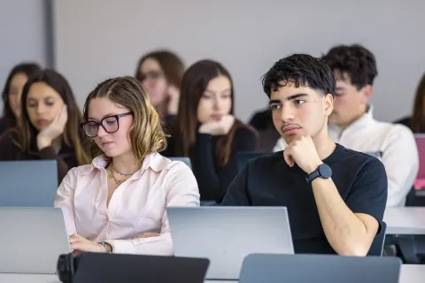 Étudiants en cours devant leurs ordinateurs portables à emlyon business school