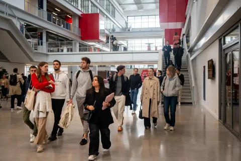 Étudiants dans le hall du campus emlyon business school