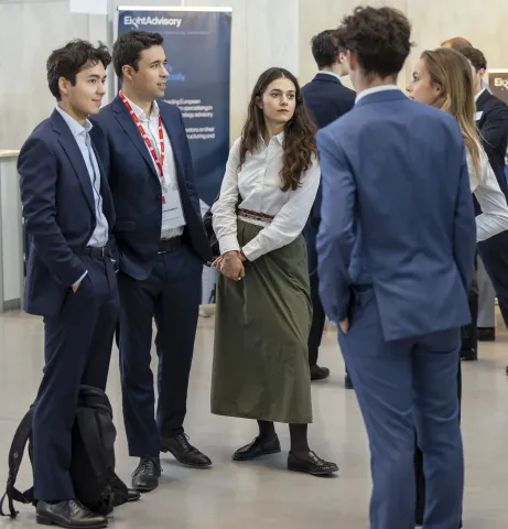 Participants échangeant devant les stands d’entreprises lors du Forum Finance & Consulting organisé à emlyon business school.