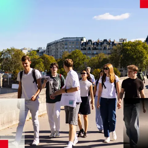 Groupe d’étudiants en déplacement à Paris dans le cadre d’une expérience académique internationale.