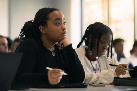 Étudiants suivant un cours en salle de classe à emlyon business school
