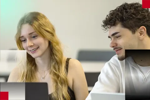Étudiants d’emlyon tech school travaillant sur ordinateur lors d’un cours, illustrant une pédagogie fondée sur l’expérimentation, la technologie et l’apprentissage par projets.