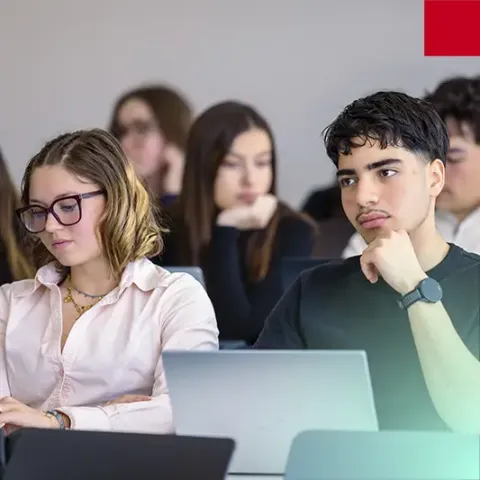 Étudiants d’emlyon tech school collaborant autour d’un ordinateur dans le cadre d’un projet, illustrant l’apprentissage par l’action et l’innovation technologique.